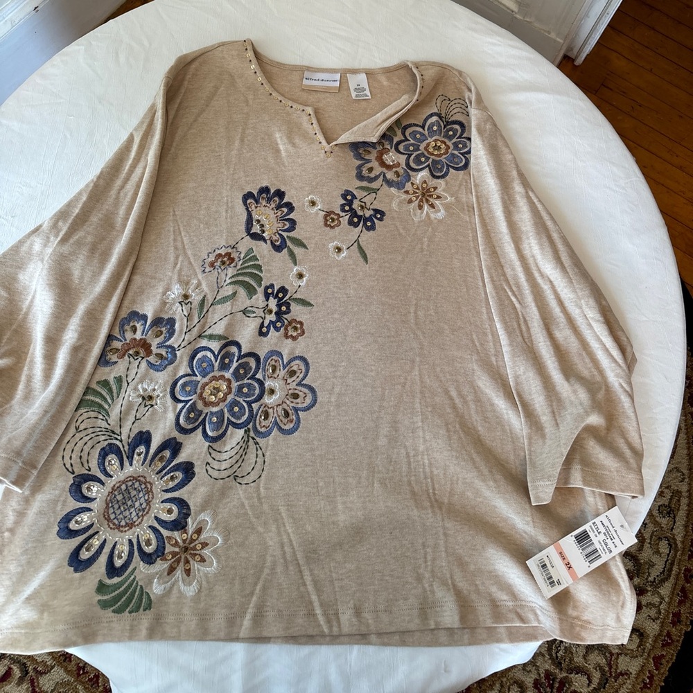 NWT ALFRED DUNNER WOMENS FANCY TOP

PRETTY FLORAL EMBROIDERED DETAILS

SIZE 2X
